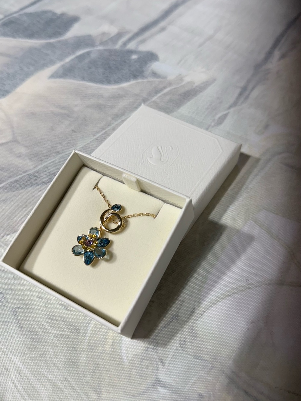 Swarovski Idyllia pendant Mixed cuts, Flower, Blue, 18K gold finish, 5709029